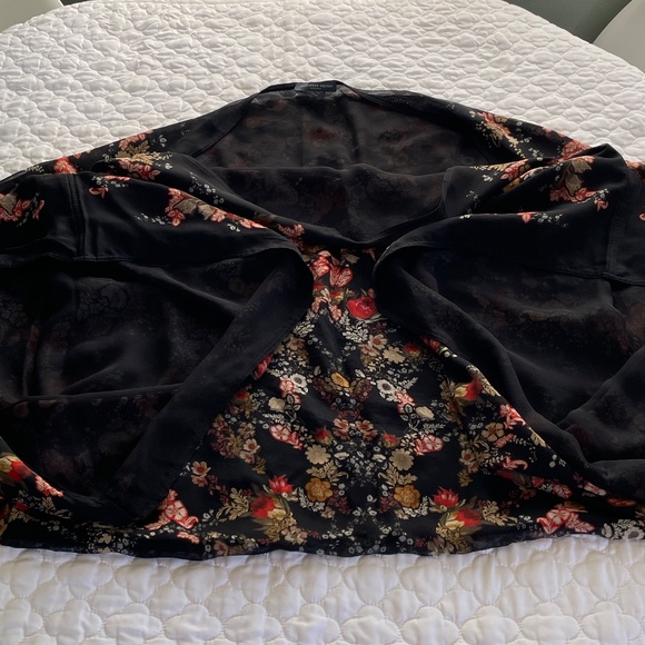Alexander McQueen 100% Silk Made in Italy Floral Shawl - Picture 6 of 6